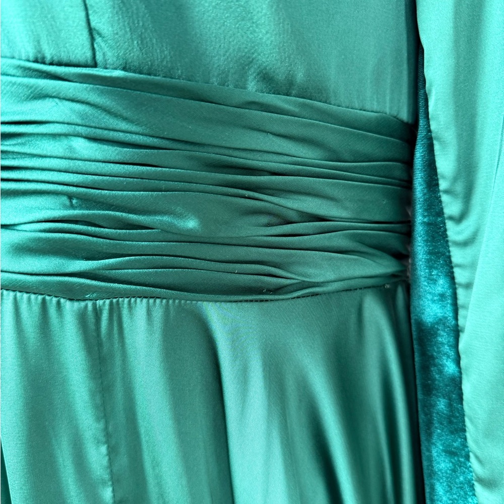 Elegant Green Long Sleeve Evening Gown - Picture 16 of 17